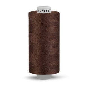 Op de afbeelding: Een spoel bruin garen met de tekst "UNIPOLY" op het etiket.