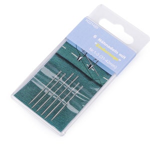 Op de afbeelding: Een verpakking met 6 naalden voor naaien met de tekst "Zuckernadeln" op het etiket. De naalden zijn maat 1-3 (31-42 mm) en zijn verpakt in een doorzichtige plastic verpakking met een blauwe en groene achtergrond.