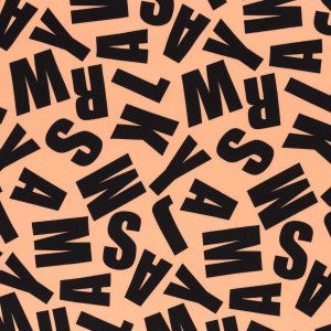 Op de afbeelding: Een perzikkleurige achtergrond met een herhalend patroon van zwarte letters. De letters zijn in verschillende lettertypen en formaten en zijn willekeurig gerangschikt. De letters omvatten A, M, R, S, Y en L.