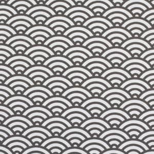Op de afbeelding: Een naadloos patroon van zwarte en witte overlappende halve cirkels, die een golvend ontwerp creëren. Het patroon wordt herhaald over de hele afbeelding.