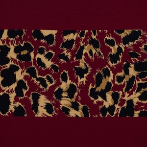 Könnte beinhalten: Ein Stoff mit einem sich wiederholenden Leopardenmuster in Schwarz- und Beigetönen auf einem tief burgunderroten Hintergrund. Das Design besteht aus unregelmäßigen, gezackten Flecken, die einen dichten, strukturierten visuellen Effekt erzeugen.