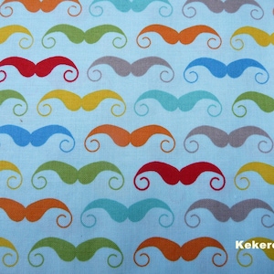 Op de afbeelding: Een blauwe stof met een herhalend patroon van kleurrijke snorren. De snorren zijn in verschillende kleuren, waaronder rood, oranje, geel, groen, blauw en grijs.