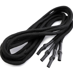 Könnte beinhalten: Schwarze Schnürsenkel mit Ösen. Die Schnürsenkel sind dick und scheinen aus einem strapazierfähigen, gewebten Material zu bestehen. Die Ösen sind schwarz und scheinen aus einem wärmeschrumpfbaren Material zu bestehen. Die Schnürsenkel sind auf weißem Hintergrund aufgerollt.