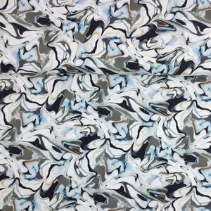Könnte beinhalten: Weißer Stoff mit einem wirbelnden, abstrakten Muster in Schwarz-, Grau-, Blau- und Goldtönen. Das Design ähnelt Marmor oder fließender Farbe und erzeugt einen dynamischen und künstlerischen Look. Geeignet für verschiedene Bastel- und Nähprojekte.