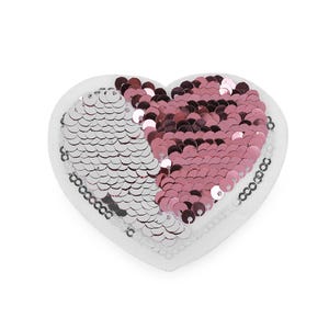 Könnte beinhalten: Ein weißer herzförmiger Patch mit einem rosafarbenen und silbernen Pailletten-Design. Die Pailletten sind in einem Muster angeordnet, das an Fischschuppen erinnert.
