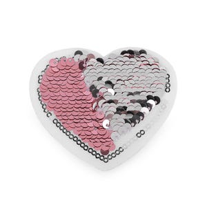 Könnte beinhalten: Ein herzförmiger Patch mit rosa und silbernen Pailletten. Die Pailletten sind in einem Muster angeordnet, das an Fischschuppen erinnert. Der Patch ist aus Stoff und hat einen weißen Rand.