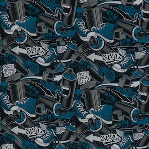 Op de afbeelding: Een naadloos patroon met een blauw, zwart en wit kleurenschema. Het patroon bevat spuitbussen, sneakers, zonnebrillen en prullenbakken. De tekst "Bevrijd jezelf" en "Style" is opgenomen in het patroon.