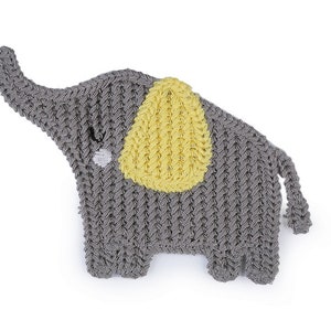 Könnte beinhalten: Ein graues, gestricktes Elefantenspielzeug mit einem gelben, gestrickten Ohr. Der Elefant hat gestickte Augen und einen kleinen Mund.