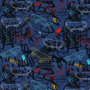 Op de afbeelding: Een naadloos patroon met een blauwe achtergrond met kleurrijke skateboard-afbeeldingen, graffiti-lettertypen en verschillende symbolen. Het patroon bevat de woorden "HEY!" en "CRAZY!" in een vet, graffiti-lettertype.
