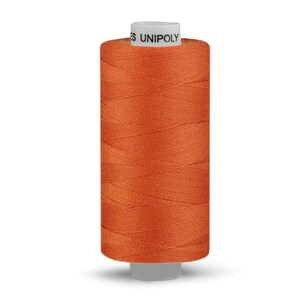 Op de afbeelding: Een spoel oranje garen met het label "UNIPOLY" erop.