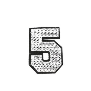Op de afbeelding: Een witte strijkbare nummer 5 patch met een zwarte omtrek. Het nummer is gemaakt van pailletten.