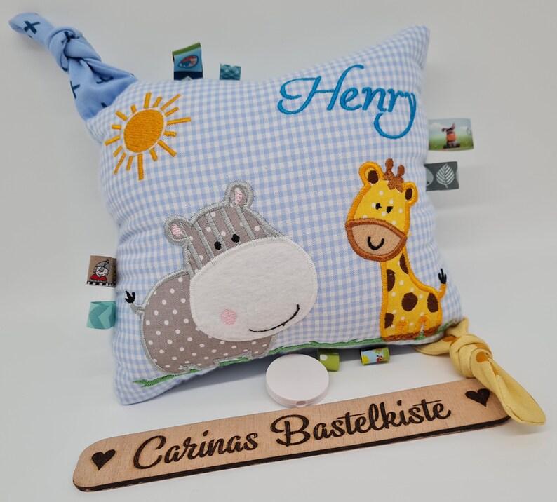 Spieluhr Spieluhr Baby Spieluhr mit Wunschmelodie Kissen personalisiert Geschenk zur Geburt Kissen mit Namen Nilpferd & Giraffe Bild 2