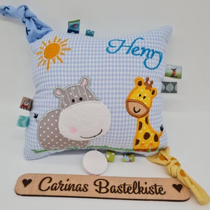 Spieluhr Spieluhr Baby Spieluhr mit Wunschmelodie Kissen personalisiert Geschenk zur Geburt Kissen mit Namen Nilpferd & Giraffe Bild 1