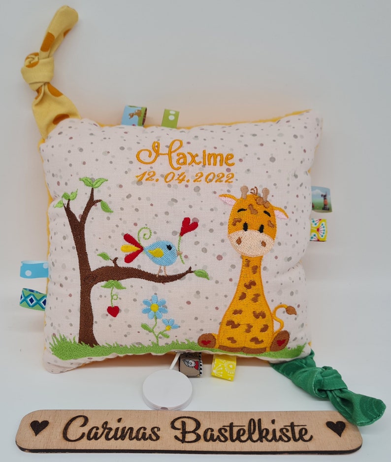 Spieluhr, Spieluhr Giraffe, Spieluhr Baby, Spieluhr mit Wunschmelodie, Kissen personalisiert, Geschenk zur Geburt, Kissen mit Namen Bild 1