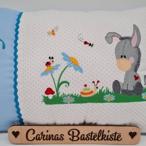 Kissen mit Namen bestickt zur Geburt Eselchen blau Kissen mit Namen bestickt zur Geburt Eselchen blau
