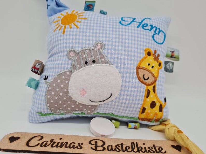 Spieluhr Spieluhr Baby Spieluhr mit Wunschmelodie Kissen personalisiert Geschenk zur Geburt Kissen mit Namen Nilpferd & Giraffe Bild 3