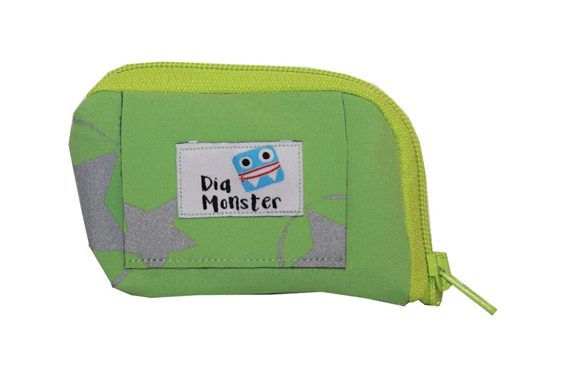 Softshell pump bag with reflector stars on green