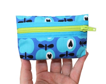 Pump bag with apples on blue