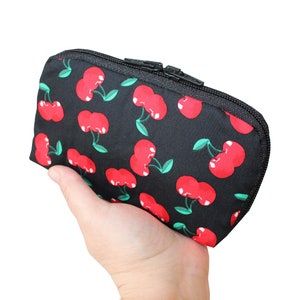 Diabetes Tasche im Kleinformat, kleine Kirschen auf schwarz