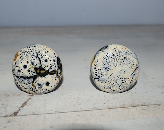 speckled knobs in beige/blue