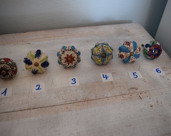 Bouton rétro avec motif floral, différentes couleurs