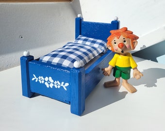 kleines Pumuckl Bett, handmade mit Puppe