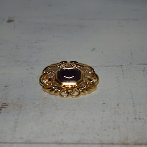 Spilla A Corona Viola Con Cristalli Strass E Zirconi – Tono Oro – Accessorio Moda Donna