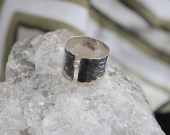 Srebrny pierścionek "NO WASTE", pierścionek z recyclingu, młotkowany srebrny pierścionek, Kolekcja VAGABONDS