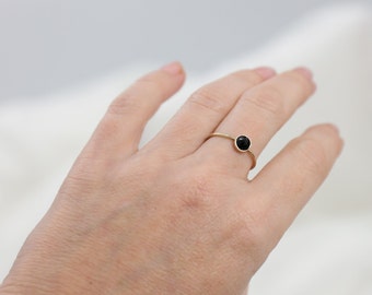 14k Goldring, schlichter, minimalistischer massiver 14k Goldring, Zarter goldener Ring mit schwarzem Onyx, massives Gold