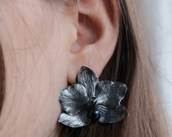 Schwarz Silber Orchidee Ohrringe mit tiefblauer echter Süßwasser Perle