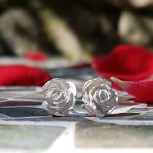 Ohrstecker aus Silber, Rosenblüte, Goldschmiedearbeit von Kathi Breidenbach, natürlich, floral Bild 1