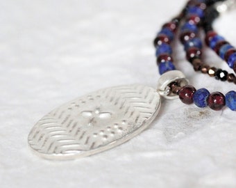 Collier, collier en pierres précieuses bleues, rouges et noires avec pendentif en argent 925, martelé et ciselé, travail d'orfèvre