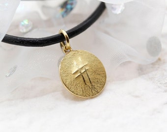 Gold hashtag pendant in 750, solid initial necklace, 18k gold pendant, hammered gold disc, goldsmith work