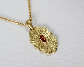 Pendant in 750 gold with orange sapphire in a navette cut, chased and hammered, unique piece from the goldsmith