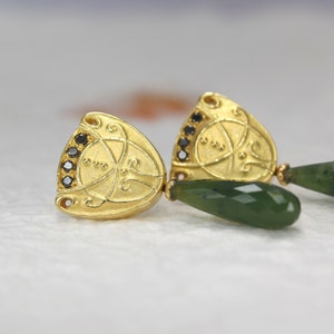 Boucles d'oreilles puces VENEZIANO en or 750 avec pendentifs en jade, ciselées, 18 carats, martelées, grandes, pièce unique image 1