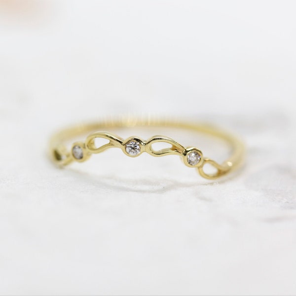 Filigree ring made of 750 gold with three brilliant-cut diamonds, goldsmith work by Kathi Breidenbach