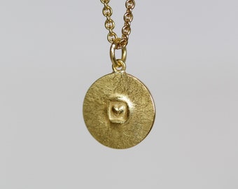 Gold disc pendant with heart, 750, 16 mm, 13 mm and 9 mm, solid 18k gold pendant, hammered gold disc, goldsmith's work