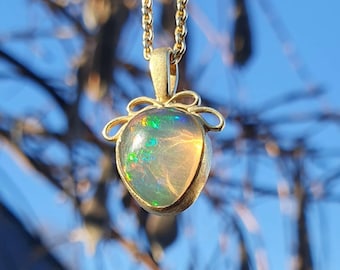 Welo Opal pendant in 750 gold, unique piece
