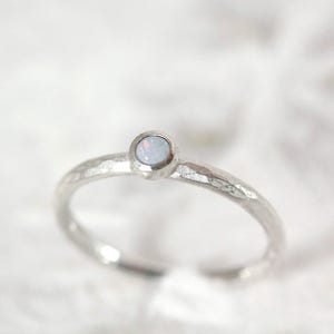 Opal Ring mit Struktur, Stapelring, Sammelring, Beisteckring, Zusteckring, schmal, Silberring, Cabochon, gehämmert, ziseliert, Goldschmiede
