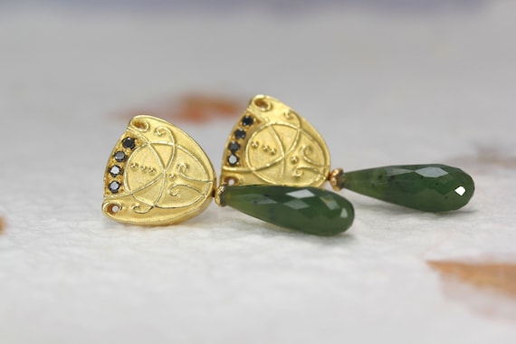VENEZIANO Ohrstecker Gold 750 mit Jade Pampeln zum Einhängen, ziseliert, 18 Karat, gehämmert, getrieben, groß, Unikat