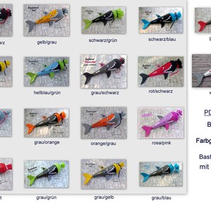 K&ouml;nnte beinhalten: Eine Sammlung von 16 bunten, haifischf&ouml;rmigen Pinata-Kegeln. Jeder Kegel ist aus Filz gefertigt und hat eine andere Farbkombination. Die Kegel sind in einem Rastermuster auf wei&szlig;em Hintergrund angeordnet. Der Text "PDF Datei Beispiele f&uuml;r Farbgestaltungen der Bastelanleitung mit Vorlagen" ist in der unteren rechten Ecke des Bildes sichtbar.