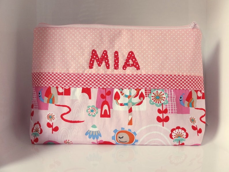Kulturbeutel Mit Namen Mia & Schmetterlingen – 23 X 17 X 5 Cm, Schwarz, 2 Fächer – Personalisiertes Mädchengeschenk