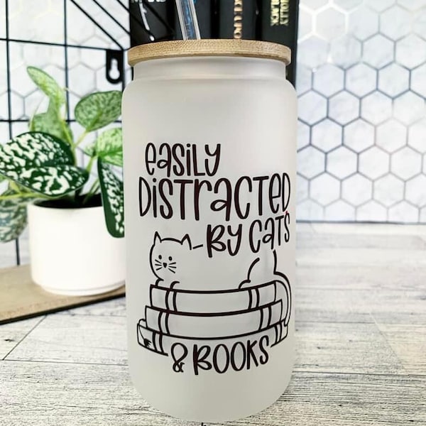 Leicht abgelenkt von Katzen und Büchern / 16 Unzen / Frosted Libbey Soda Can Glastasse / Bücherwurm / Buchliebhaber
