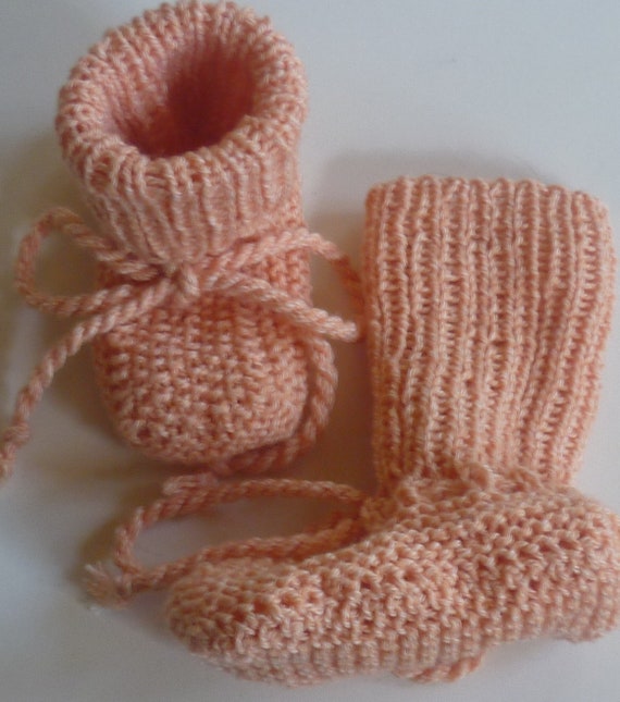 Hand-knitted baby shoes with a sole length of cm