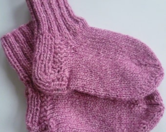 Available for immediate delivery Baby knitted socks have a length of approx. 13 cm. This is a size 22/23