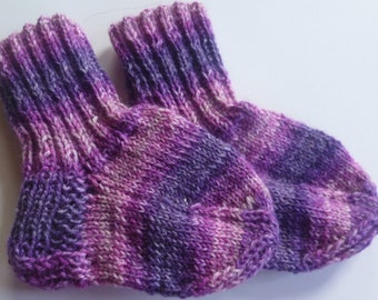 Baby knit socks with a sole length of approx. 10.5 cm are available for immediate delivery