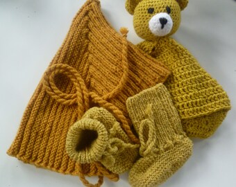 1 set of pixie hat or dwarf hat with the matching shoes and a cuddly blanket