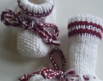 With lovely hand-knitted baby knitted shoes "