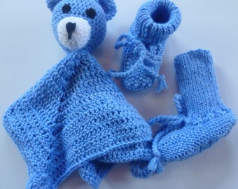 Mit liebe handgestrickte Baby-Strickschuhe mit Schmusetuch