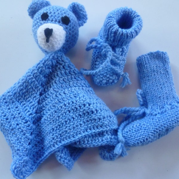 Chaussures tricotées pour bébé tricotées à la main avec une couverture douillette avec amour
